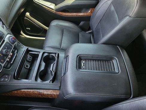 Used 2018 Chevrolet Suburban Premier image 20
