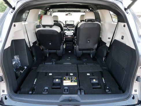 Used 2026 Toyota Sienna Limited FWD image 18