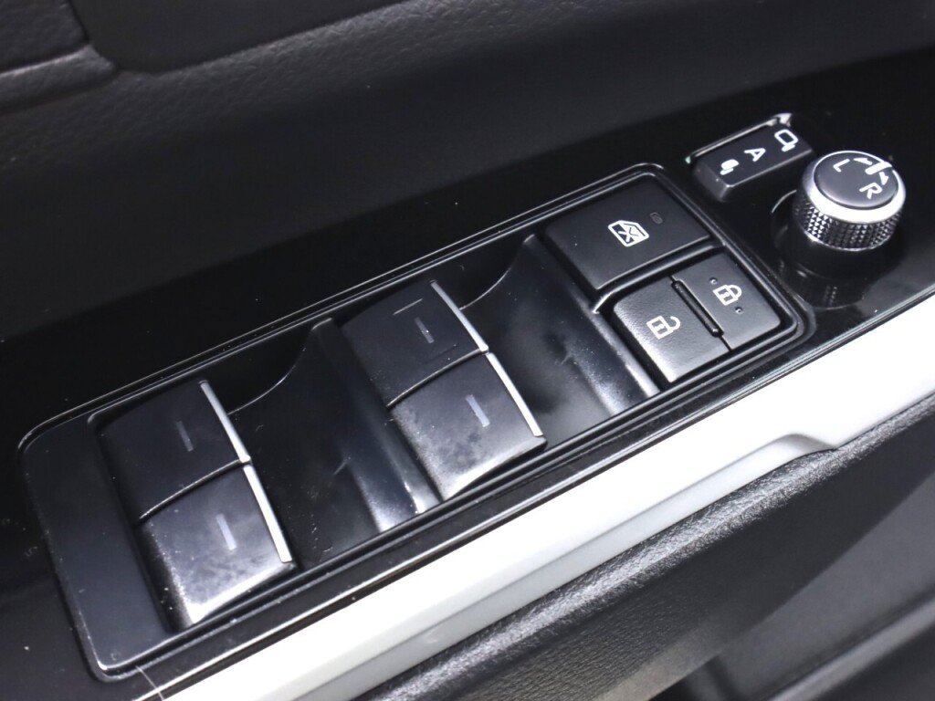 Used 2025 Toyota Sienna Platinum AWD/4WD image 27
