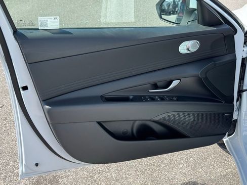 Used 2025 Hyundai Elantra Limited image 24