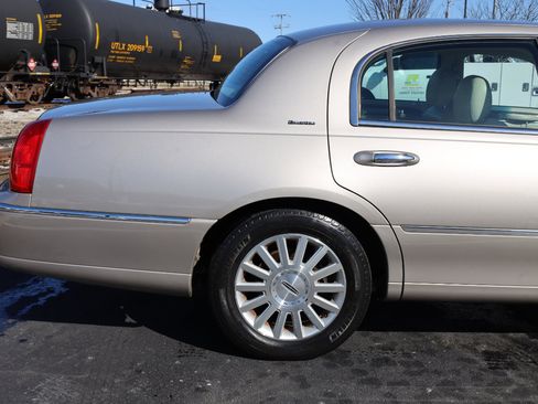 Used 2003 Lincoln Town Car Executive image 5