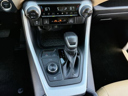 Certified 2025 Toyota RAV4 XLE Premium AWD/4WD image 33
