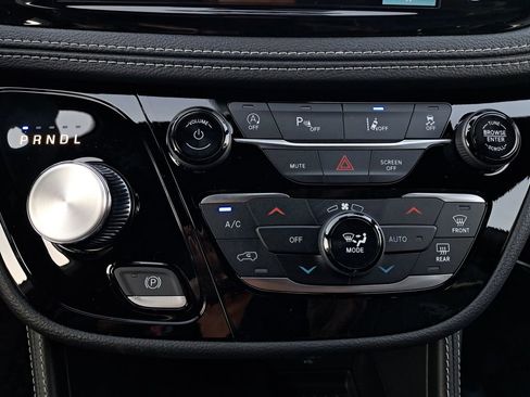 New 2026 Chrysler Pacifica Limited w/ Uconnect Theater Family Group image 23