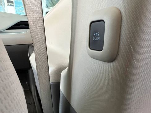 Used 2018 Toyota Sienna LE w/ Carpet Mat Package FWD image 25