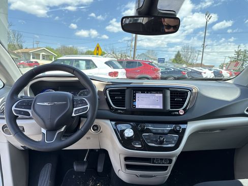 Used 2023 Chrysler Voyager LX FWD image 12