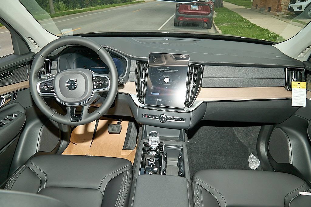 New 2026 Volvo XC90 T8 Plus w/ Protection Package AWD/4WD image 24