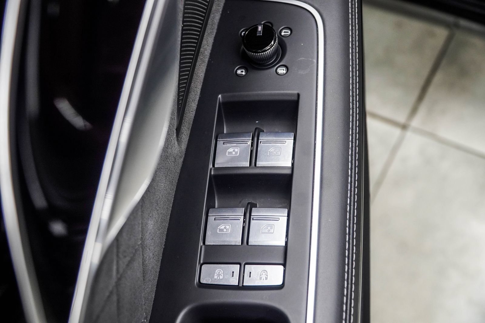 Used 2024 Audi S8 w/ S8 Comfort Plus Package AWD/4WD image 48