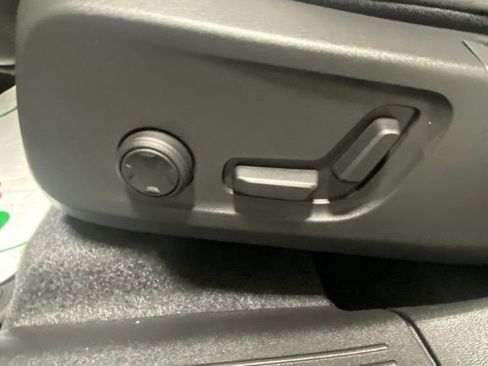 Used 2025 Volvo XC40 B5 Core image 12