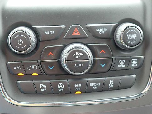 Used 2018 Jeep Grand Cherokee Laredo image 17