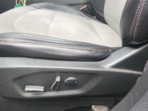 Used 2017 Ford Explorer XLT w/ XLT Appearance Package image 18