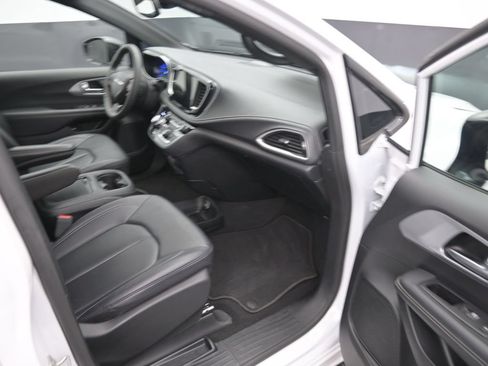 Used 2024 Chrysler Pacifica Limited FWD image 9