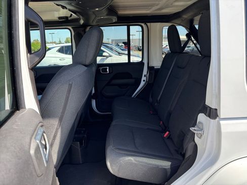 Used 2025 Jeep Wrangler Unlimited Sahara AWD/4WD image 24