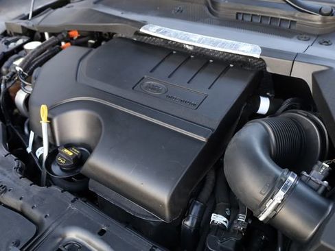 Used 2023 Land Rover Range Rover Evoque R-Dynamic SE image 9