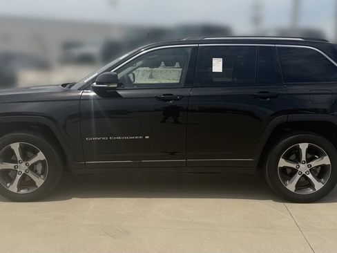 Used 2023 Jeep Grand Cherokee Limited w/ Trailer Tow Prep Group (B) AWD/4WD image 2