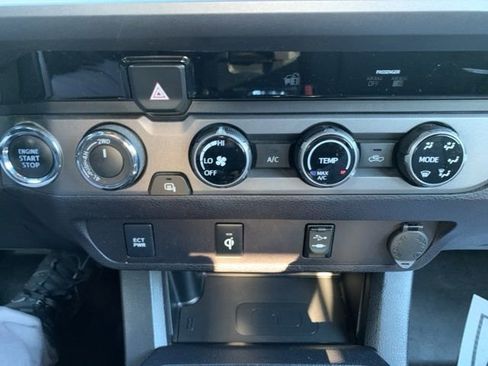 Used 2017 Toyota Tacoma TRD Sport image 21