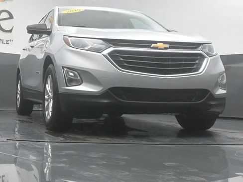 Used 2019 Chevrolet Equinox LS w/ LS Convenience Package FWD image 3
