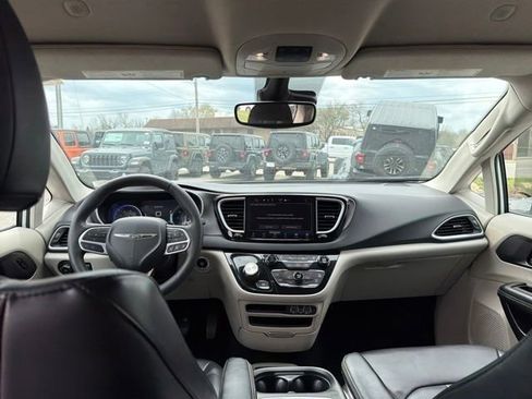Used 2023 Chrysler Pacifica Touring-L FWD image 18