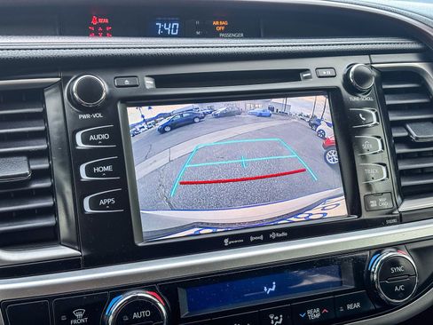 Used 2019 Toyota Highlander XLE image 26