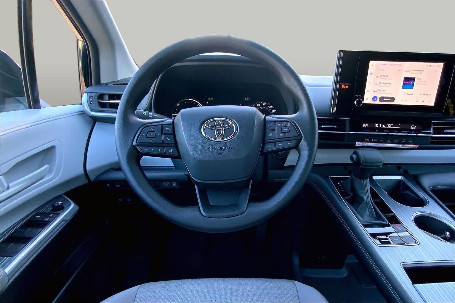 Used 2026 Toyota Sienna LE FWD image 5