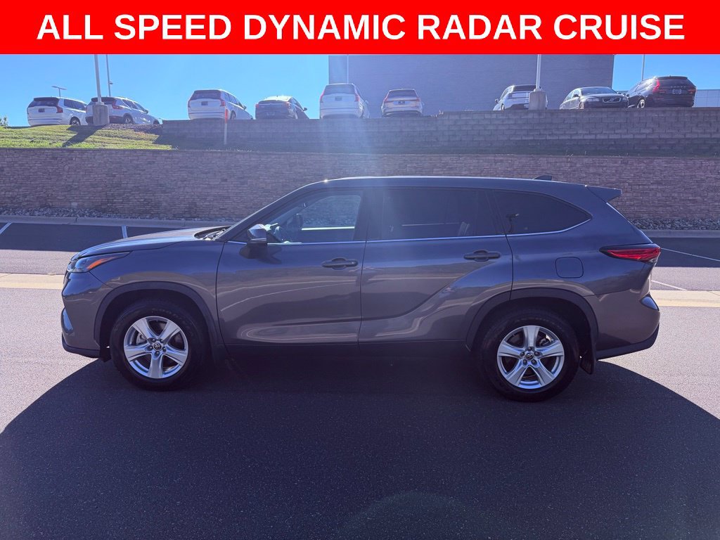 Used 2022 Toyota Highlander LE AWD/4WD image 4