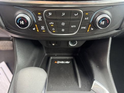 Used 2023 Chevrolet Traverse LT image 20