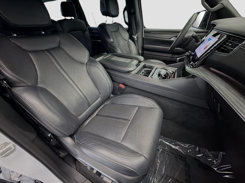Used 2024 Jeep Wagoneer L Series II RWD image 15
