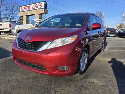 Used 2012 Toyota Sienna LE w/ Towing Pkg image 7