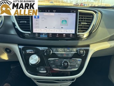 Used 2024 Chrysler Pacifica Touring-L image 9