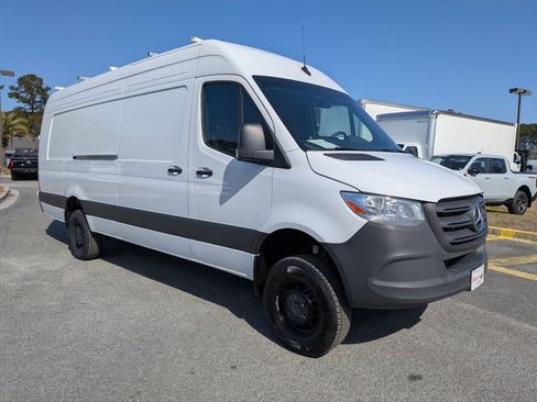 Used 2024 Mercedes-Benz Sprinter 2500 image 2