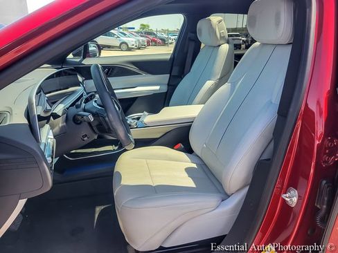 Used 2024 Cadillac Lyriq Luxury AWD/4WD image 14