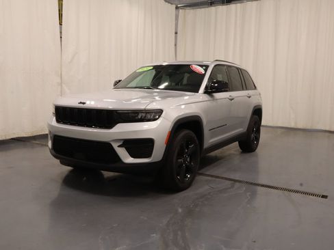 Certified 2024 Jeep Grand Cherokee Altitude AWD/4WD image 5