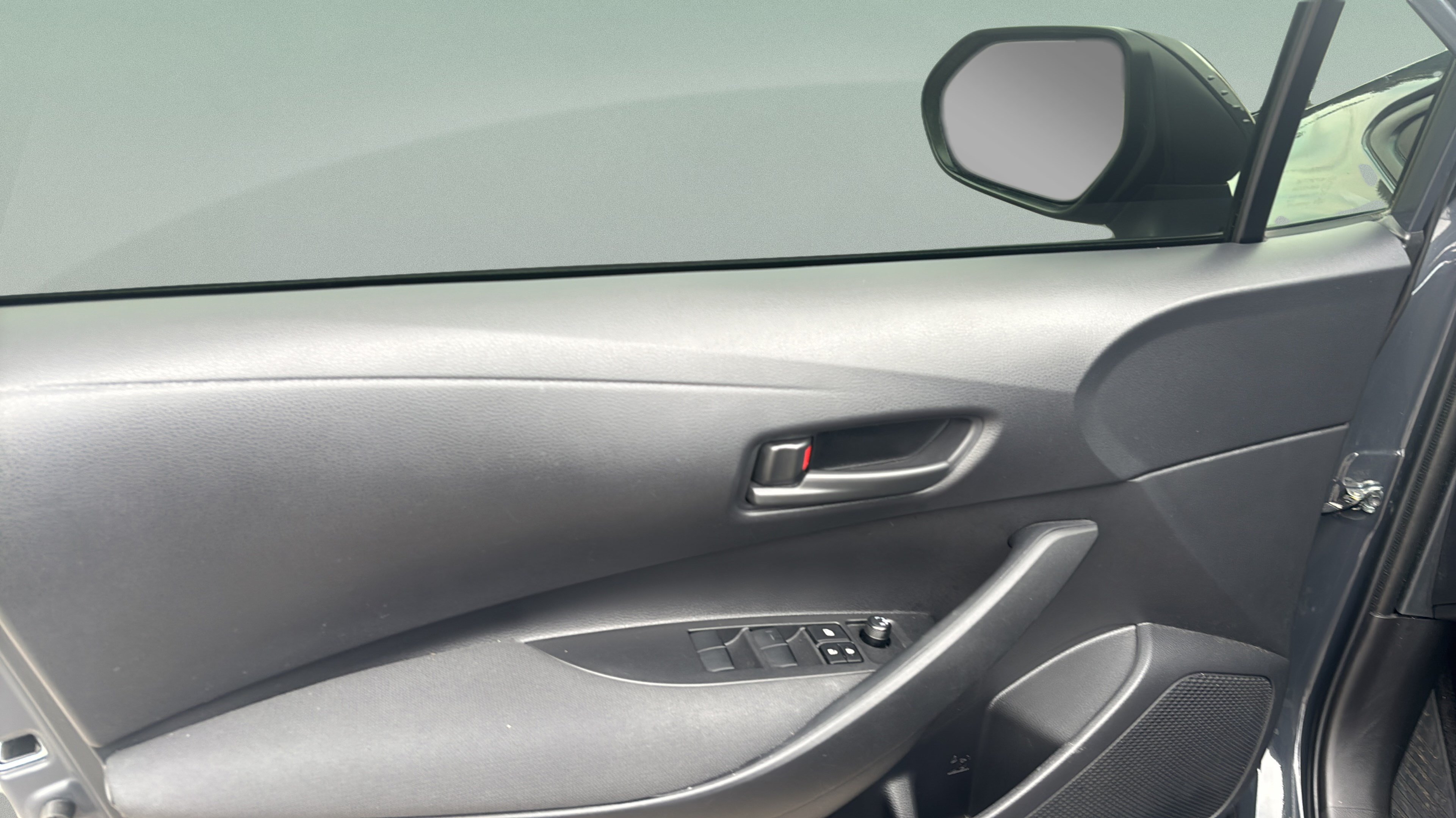 Used 2025 Toyota Corolla LE FWD image 12