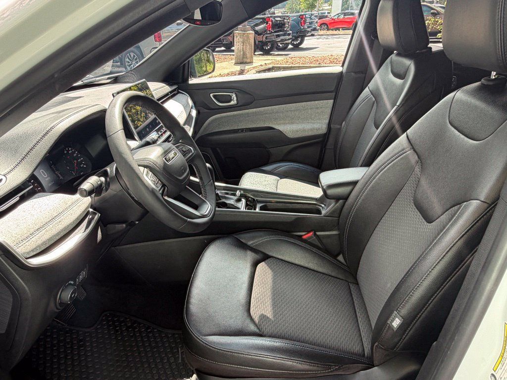 Used 2024 Jeep Compass Latitude w/ Convenience Group AWD/4WD image 24