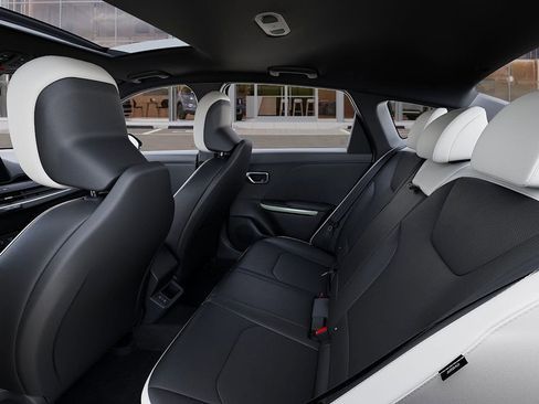 New 2025 Kia K4 GT-Line image 18