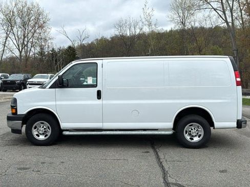 Used 2024 Chevrolet Express 2500 w/ Driver Convenience Package RWD image 4