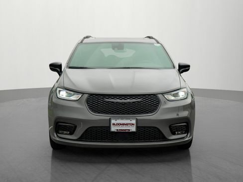 Used 2025 Chrysler Pacifica Limited FWD image 2