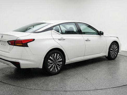 Used 2025 Nissan Altima 2.5 SV FWD image 9