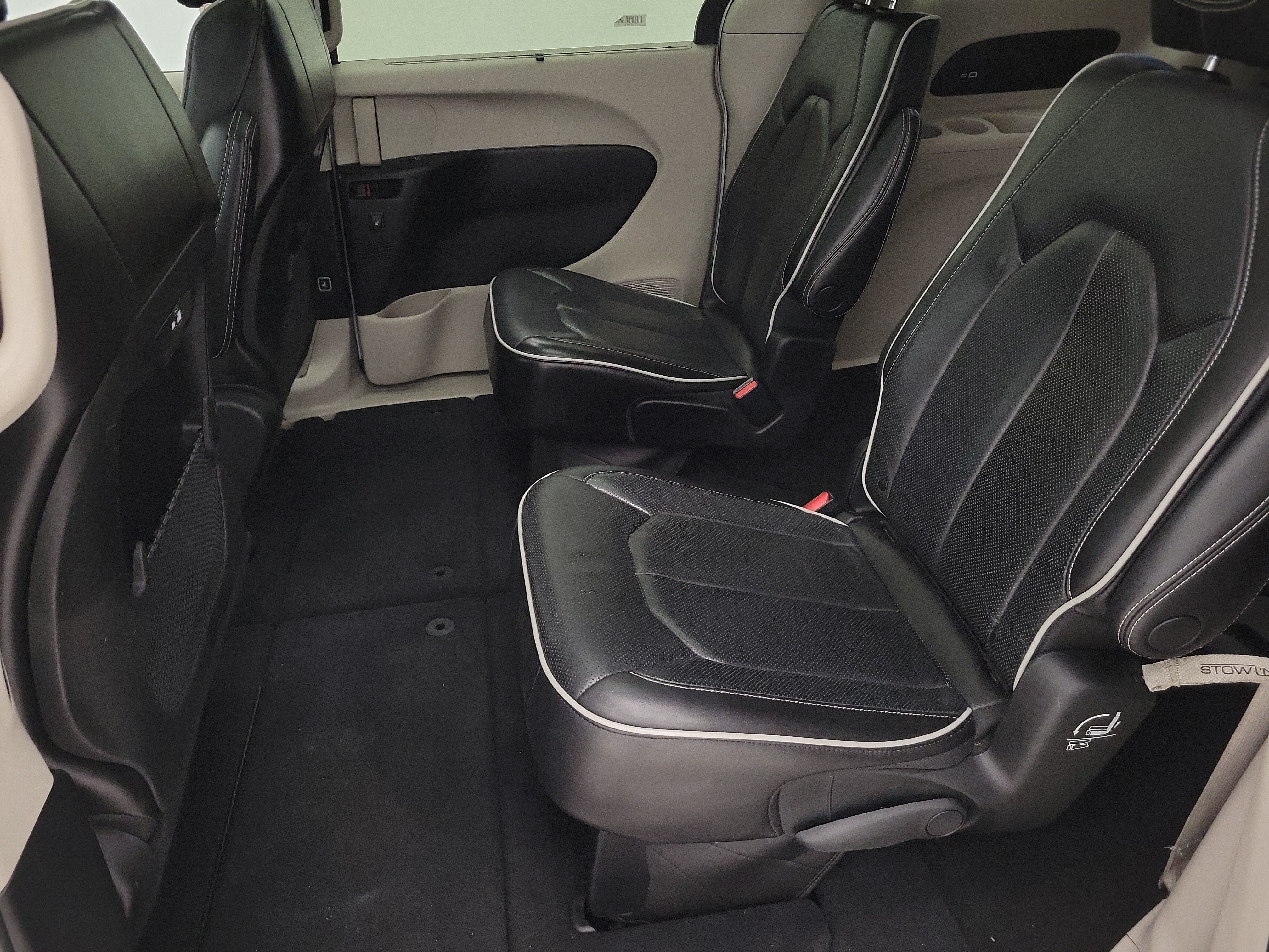 Used 2023 Chrysler Pacifica Limited FWD image 21