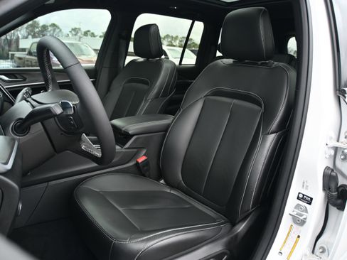 Used 2025 Jeep Grand Cherokee Limited w/ Black Appearance Package image 7