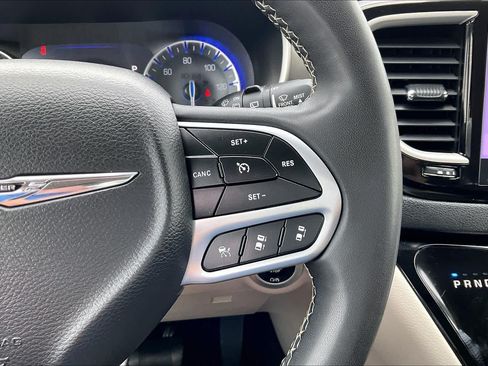 Used 2023 Chrysler Pacifica Touring-L FWD image 23