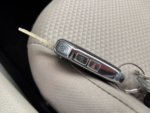 Used 2025 Kia Soul LX w/ LX Technology Package FWD image 21