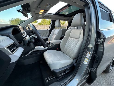 Used 2023 Mitsubishi Outlander SEL image 3