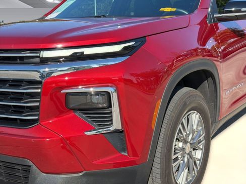 Certified 2025 Chevrolet Traverse LT w/ Driver Confidence Package FWD image 11
