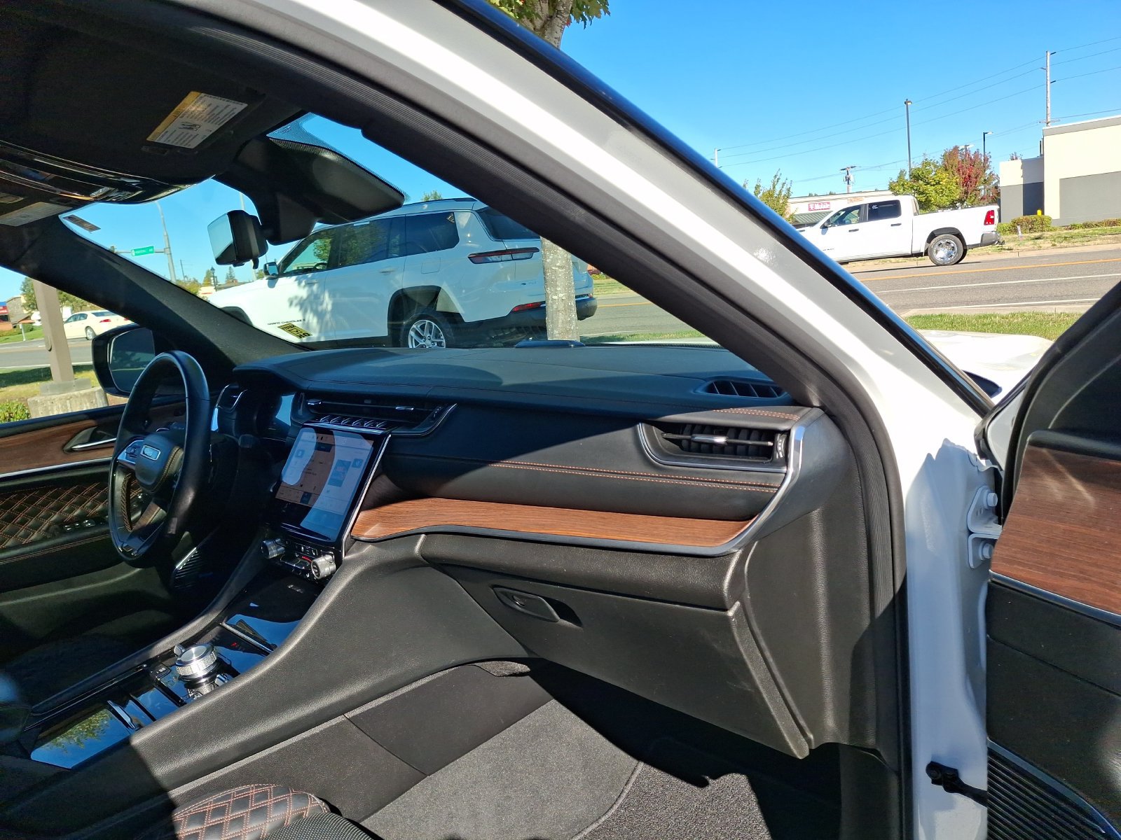 Used 2022 Jeep Grand Cherokee Summit w/ Advanced Protech Group IV AWD/4WD image 22
