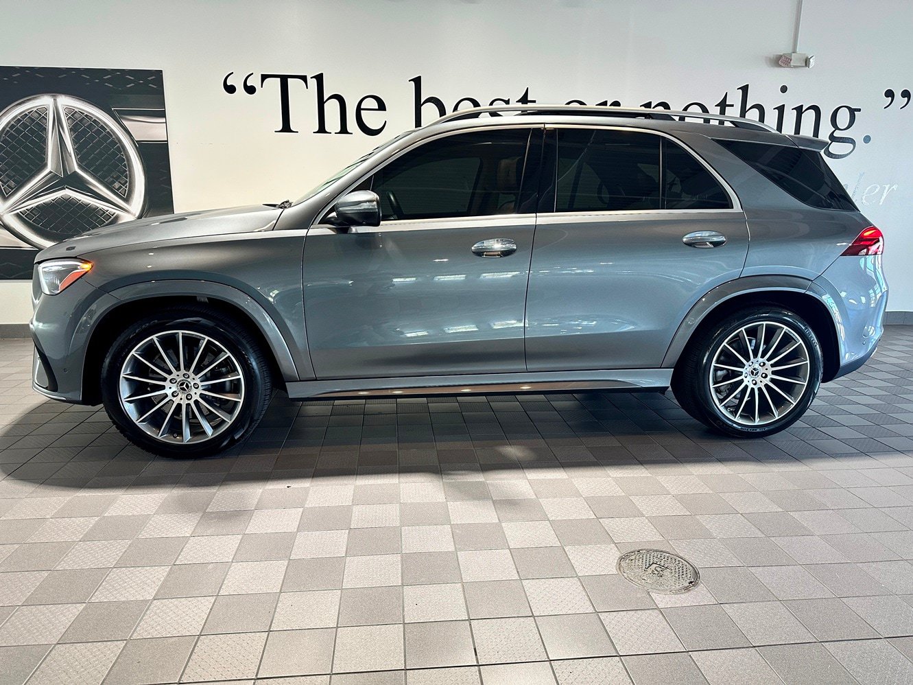 Used 2025 Mercedes-Benz GLE 350 4MATIC w/ AMG Line Exterior image 7