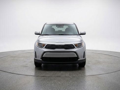 Used 2025 Kia Soul LX w/ LX Technology Package FWD image 2