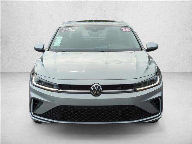 Used 2025 Volkswagen Jetta SE FWD image 2