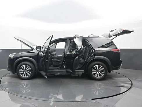 Used 2025 Nissan Pathfinder SL AWD/4WD image 35