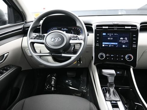 Used 2023 Hyundai Tucson SE image 19