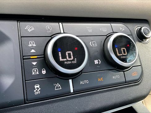 Used 2023 Land Rover Defender 130 SE image 34